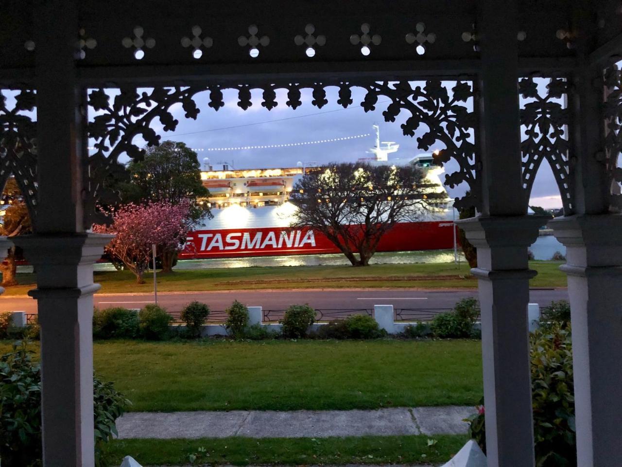 Riverbank Villa Devonport Exterior photo